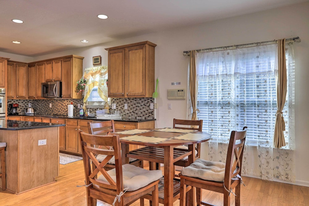 Spacious Atlanta Home w/ Deck & Seasonal Pool!