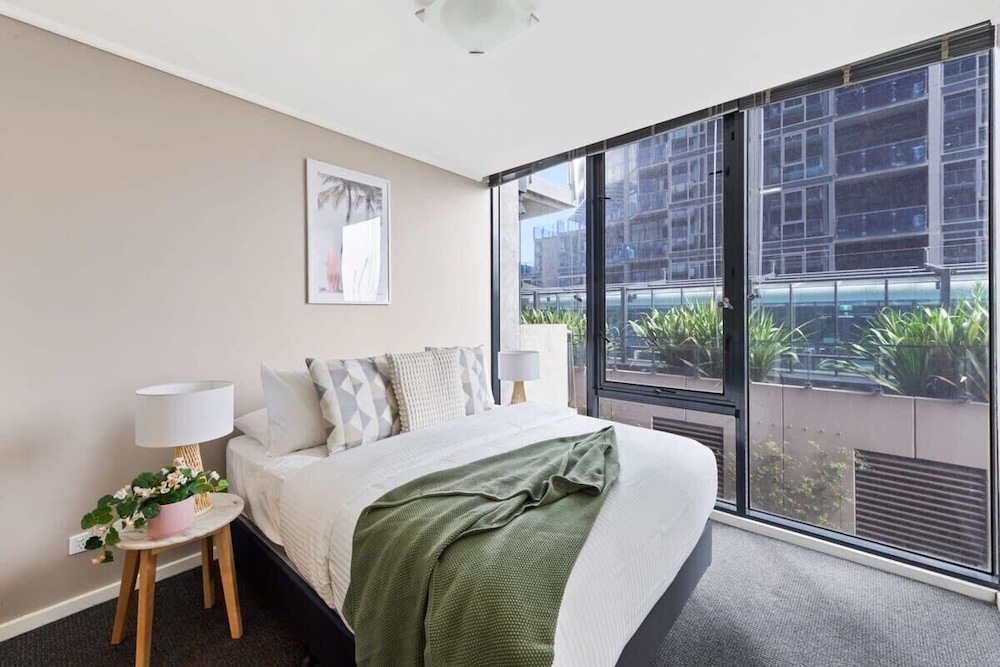 A Large 2BR Apt Near Crown, Sleeps 8, Free Parking
