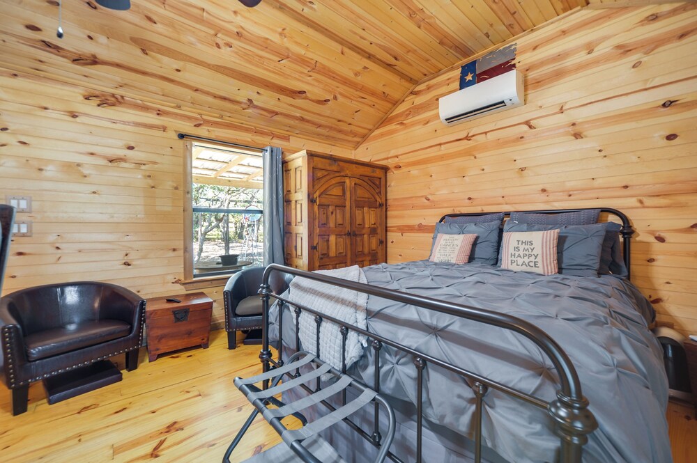 11 Mi to LBJ State Park - Couples Cabin Retreat!