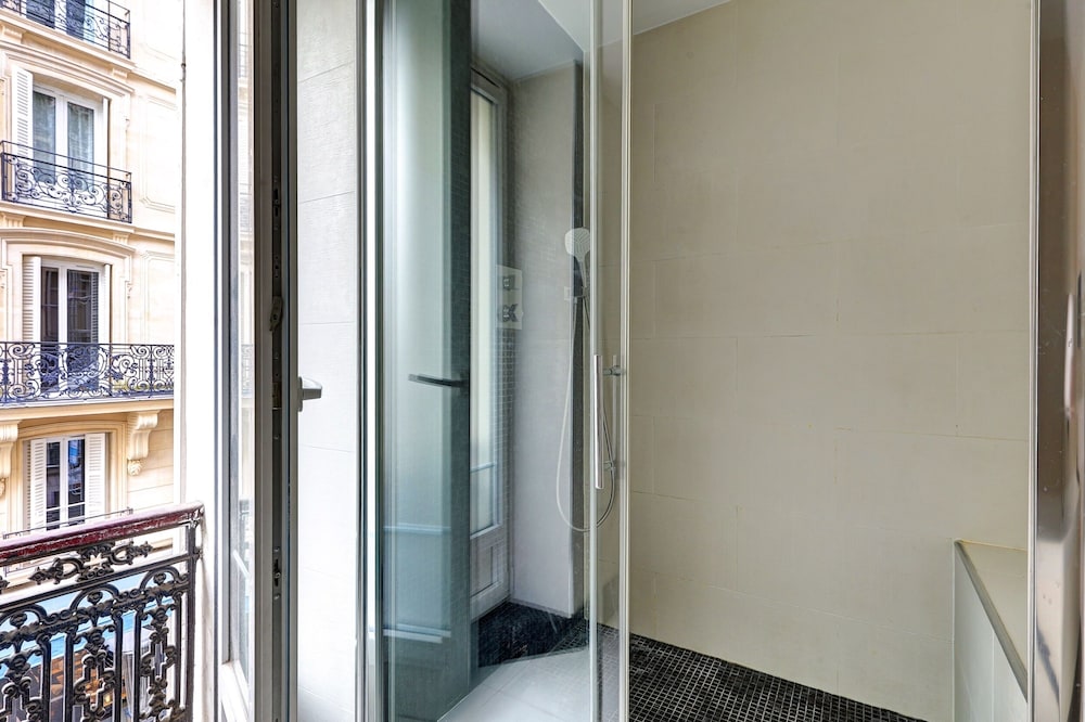 Elegant 3BR Arc de Triomphe