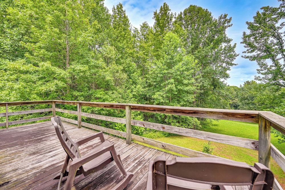 Kentucky Cabin Retreat w/ Covered Porch & Views