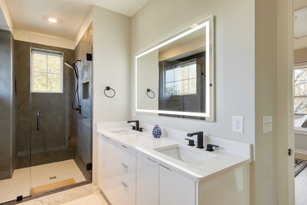 Sleeps 24! 3 Modern 4bdr Townhomes w/ Covered Patios Nashville Group Retreat