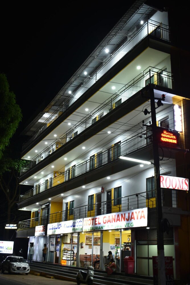 Iroomz Hotel Gananjaya - Hostel