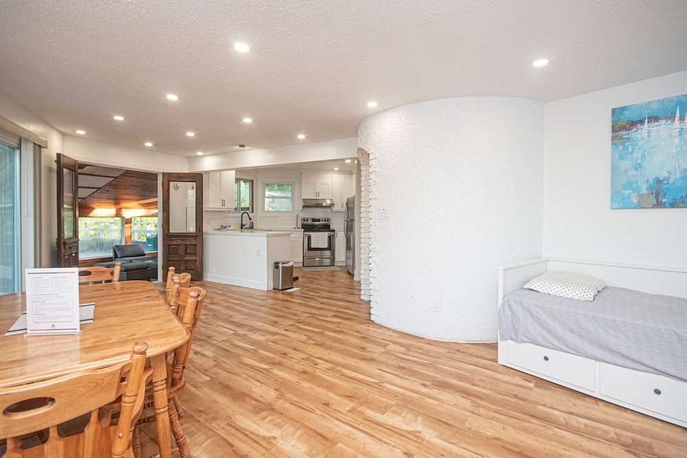 Lakeside 4BR Cottage in Bailieboro w BBQ Grill