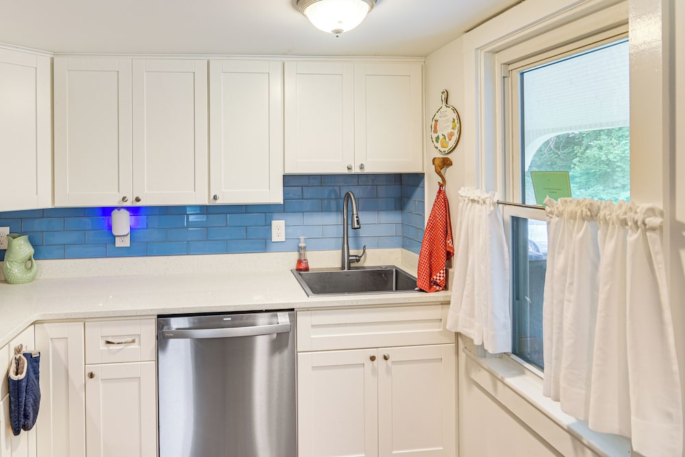 Private Heated Pool: Family Cottage in Plymouth!