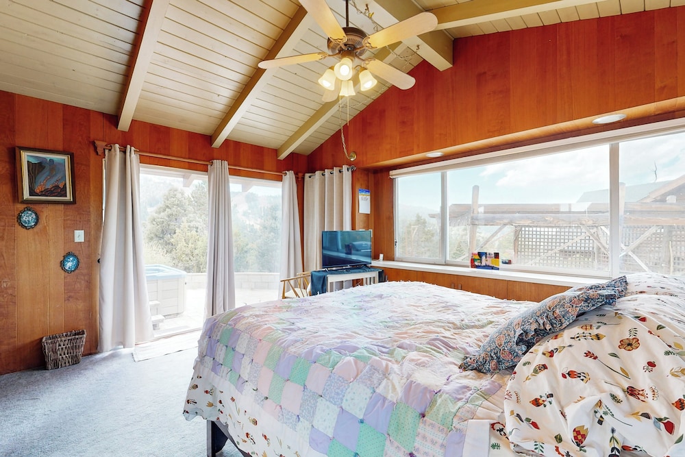 Mountain & Lake View Dog-friendly Retreat