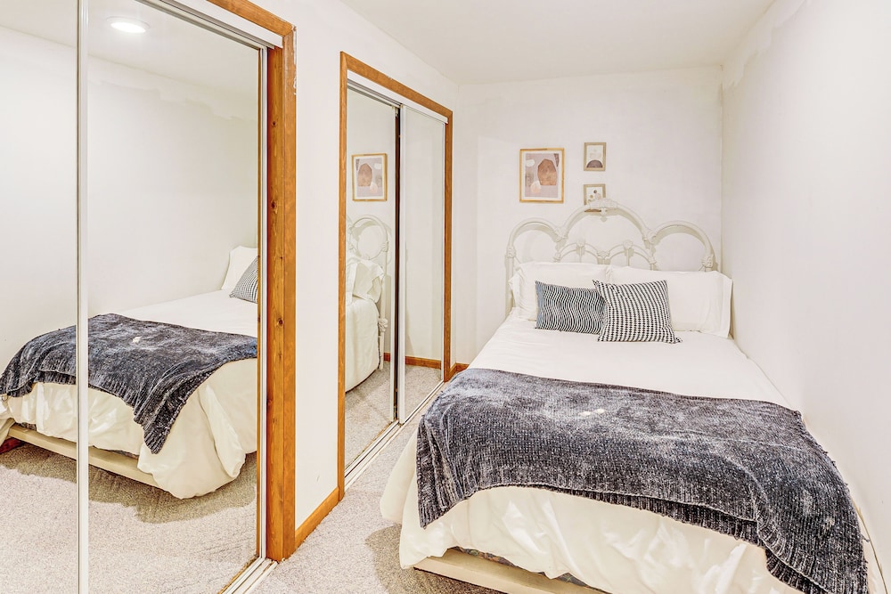 Lake View & Deck: Group Getaway in Whitehall!