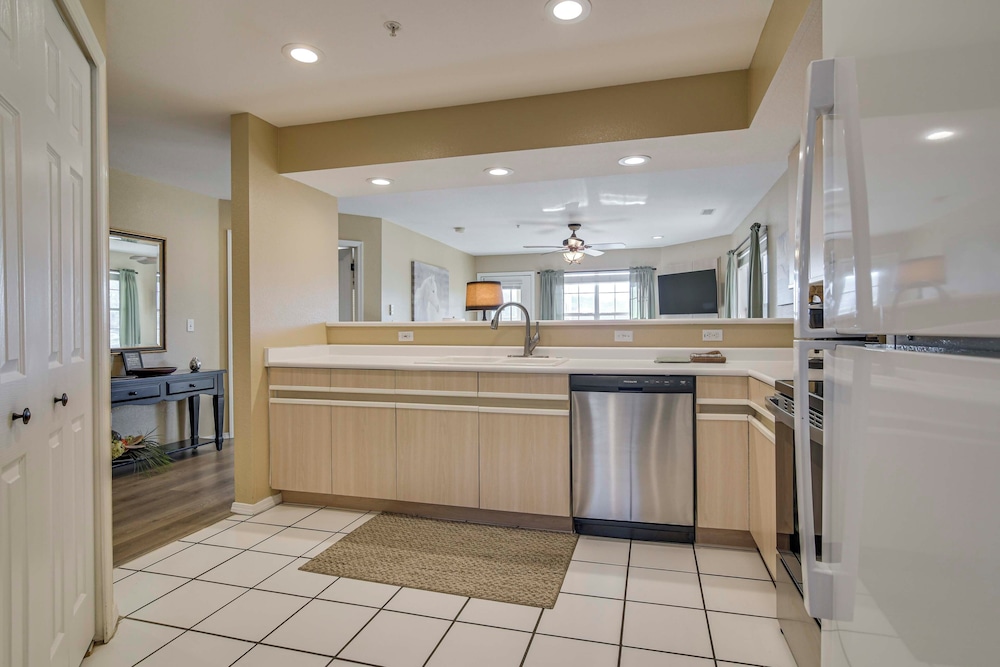 On Thousand Hills Golf Course: Condo w/ Sunroom
