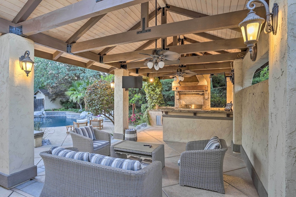 Redding Getaway w/ Hot Tub & Outdoor Kitchen!