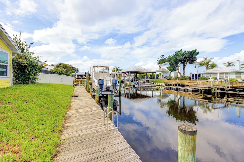 Canal-front Retreat 4 Mi to Jacksonville Beach!