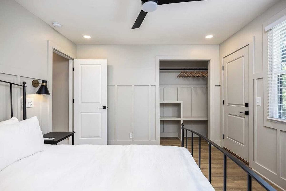 The Nomad: 4 1brs, 2 Studios 24-guest Retreat