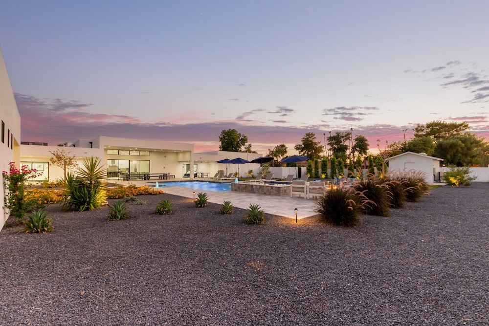 Luxe - Modern Mansion - Private Resort
