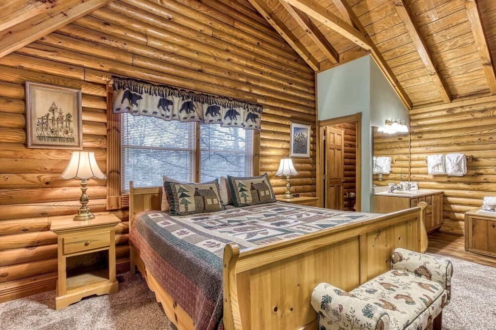 Er92 - Virginia's Villa - Great Location! Close To All The Action! 5 Bedroom Cabin by RedAwning view 4