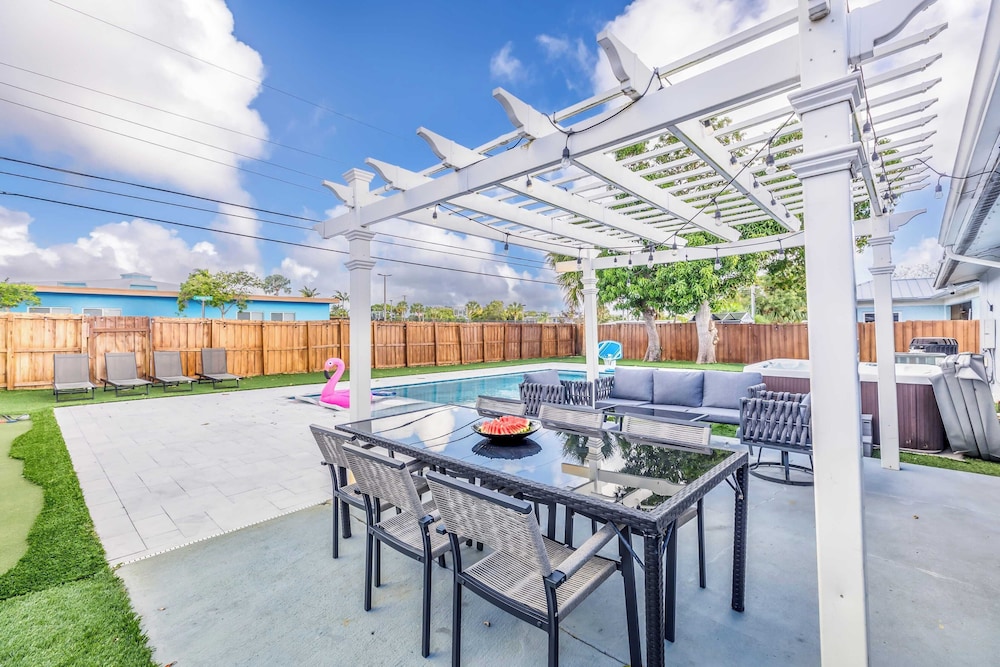 Pool, Hot Tub & Putting Green Near Deerfield Beach Oasis on Fourth by Avantstay