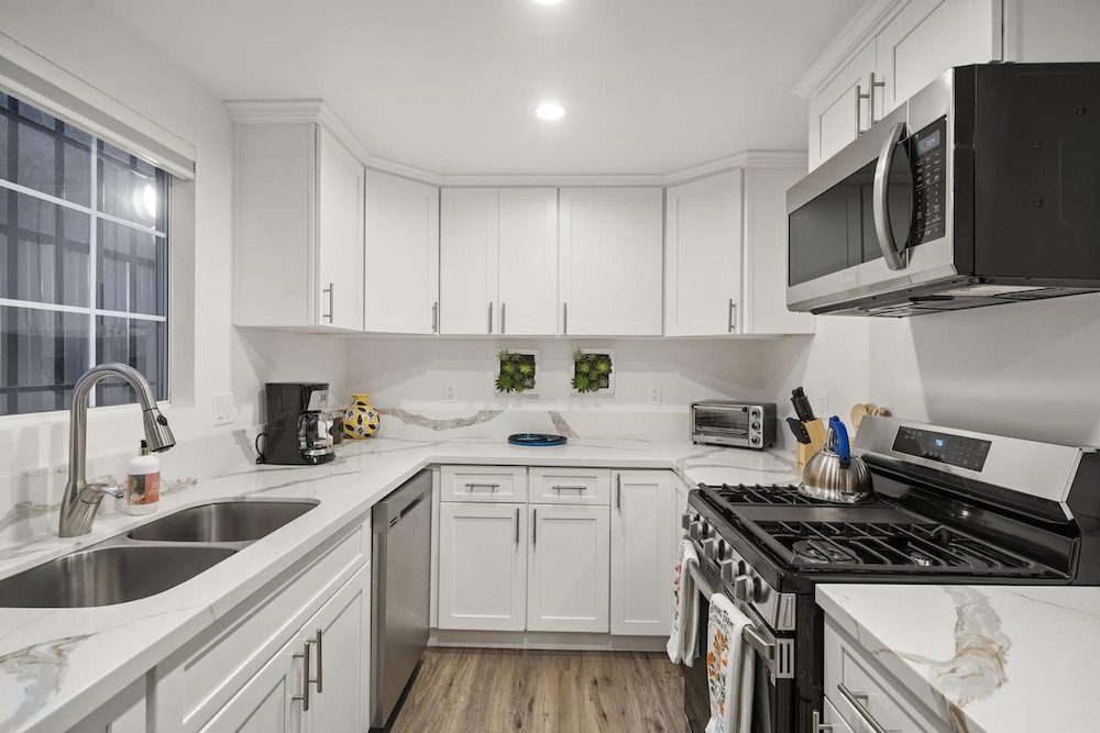 The Avalon - Modern Colorful w Private Parking, photo 16