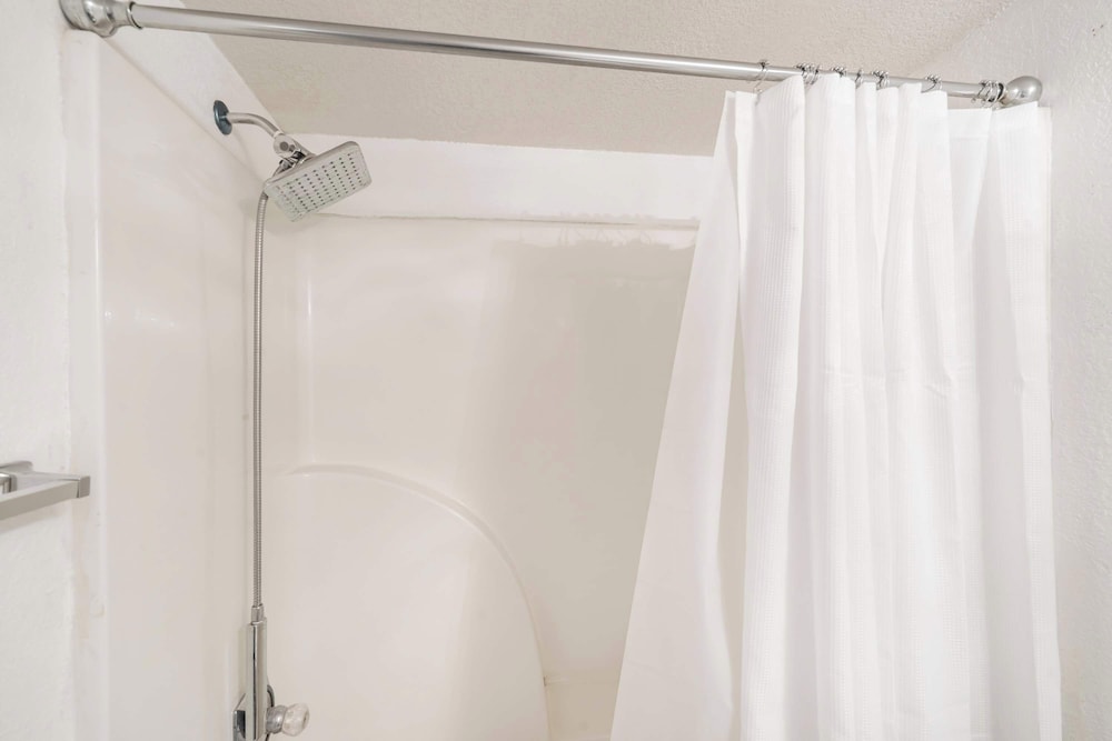 Warm Welcome Getaway Resort Stay for 6 With Amenities Near Downtown