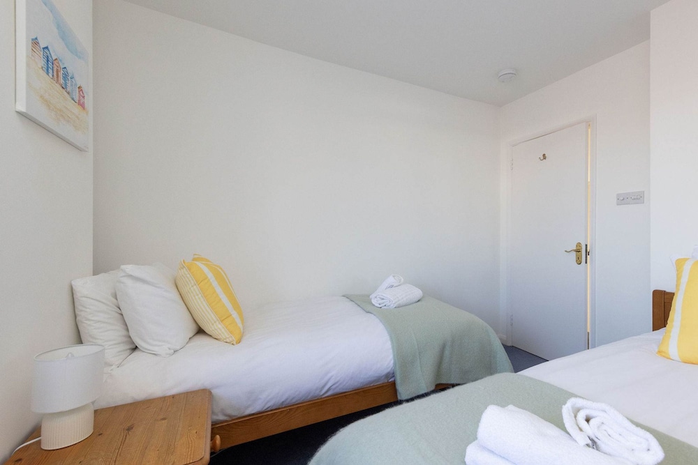 Coastal Comfort for 6 Felpham Beach