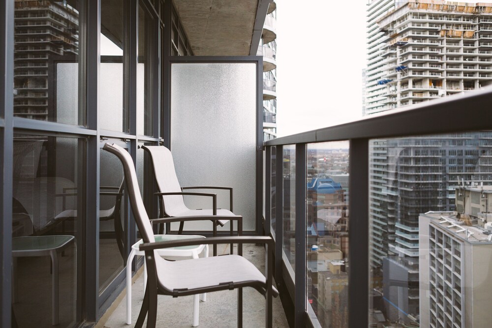 QuickStay - Incredible Downtown Condo, Yonge & College - Image 3