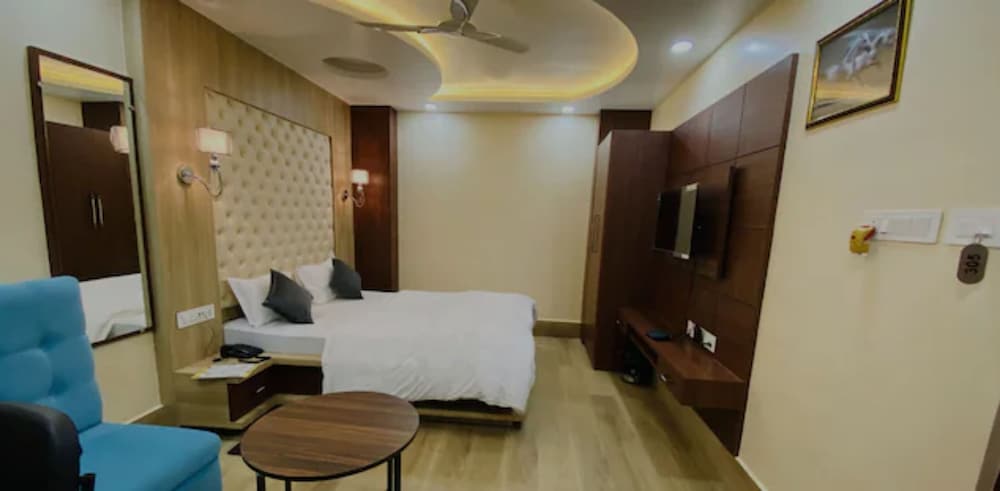 Goroomgo Maharaja Palace Kanpur view 3