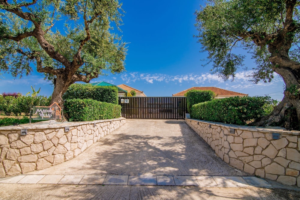 Madini Luxury Villa With Private Pool photo 4