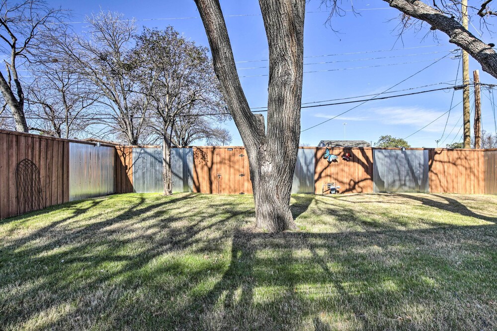 Dallas Area Suburban Home w/ Yard ~12 Mi to Dtwn! view 3