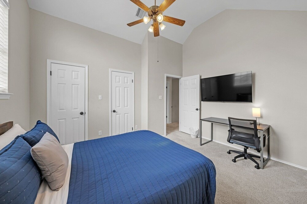 Modern 4br Gem Chic Comfort In Austin 4 Bedroom Home