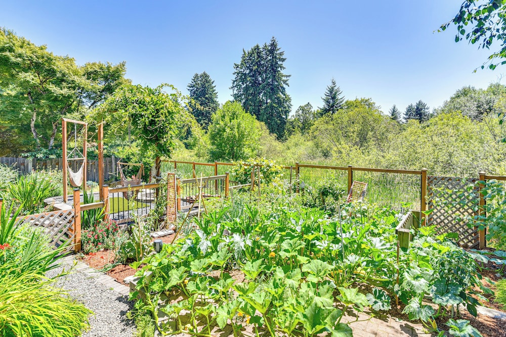 Backs to Wetlands: Tranquil Beaverton Retreat!