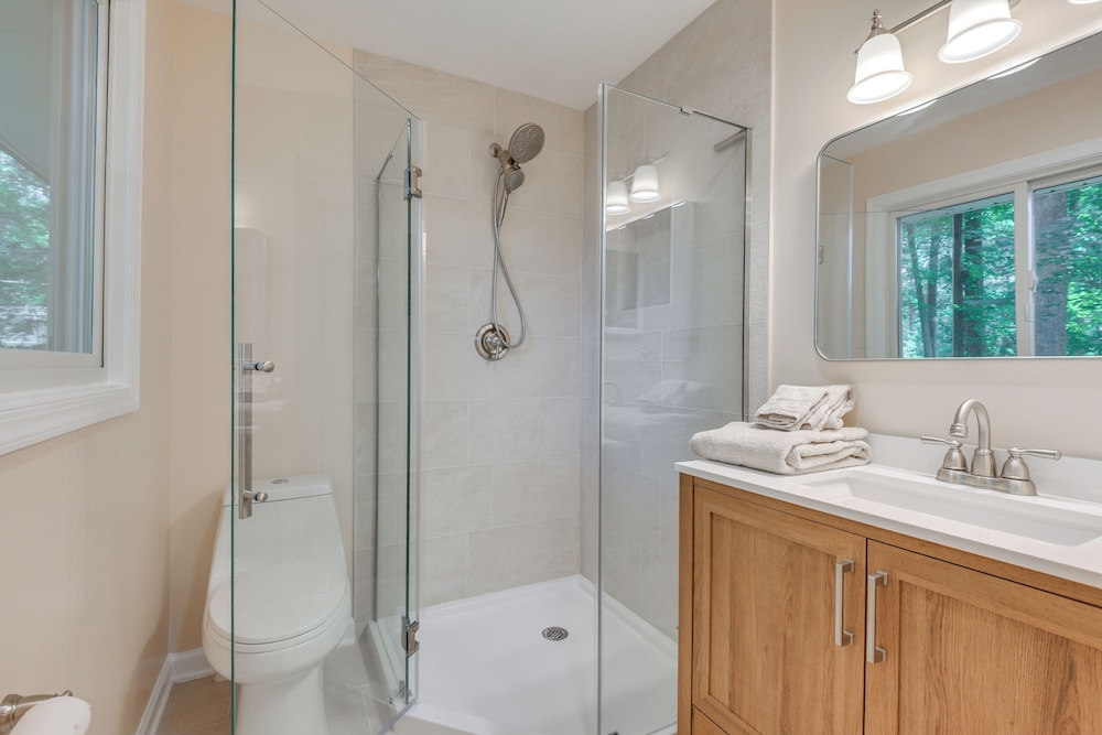 9 Mi to Historic District: Ellicott City Home!