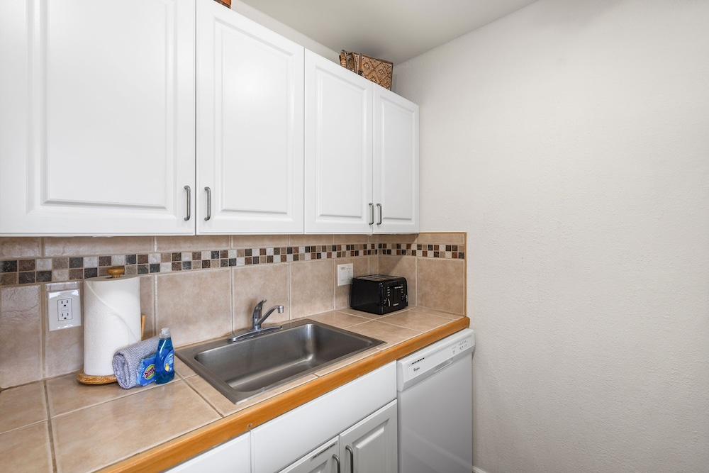 Maui Vista 2-301 - Modern and Bright Renovation in Building 2, No Carpet, AC!