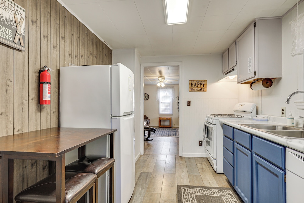 Year-round Chain of Lakes Retreat! Northwoods Home