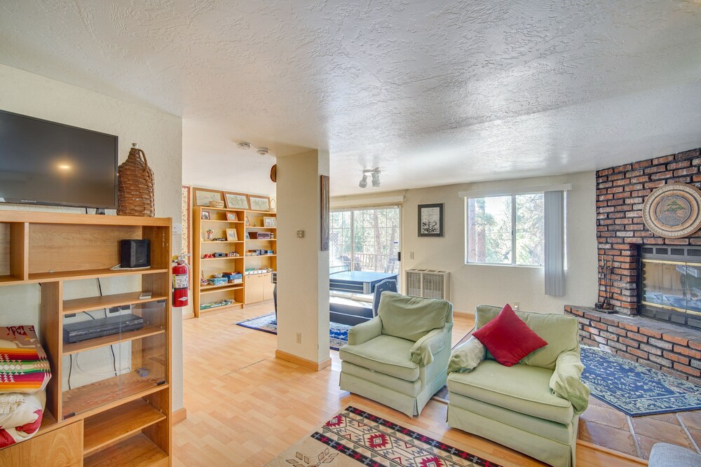 Quaint Big Bear Home w/ Hot Tub: 4 Mi to Skiing!