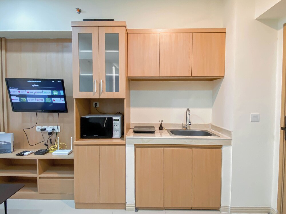 Cozy And Minimalist 1Br With Working Room Meikarta Apartment