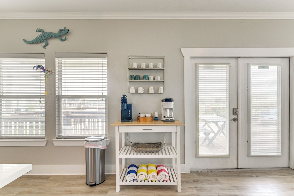 Walk to Crystal Beach: Coastal Getaway w/ Deck
