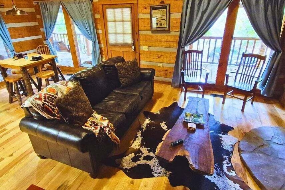 The Fur Traders Cabin- Pigeon Forge 2 Bedroom Cabin