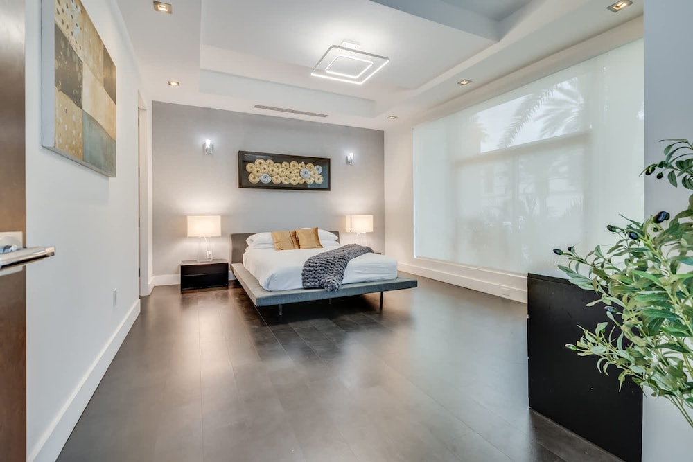Modern Waterfront Mansion in the Heart of Las Olas Minutes From the Beach