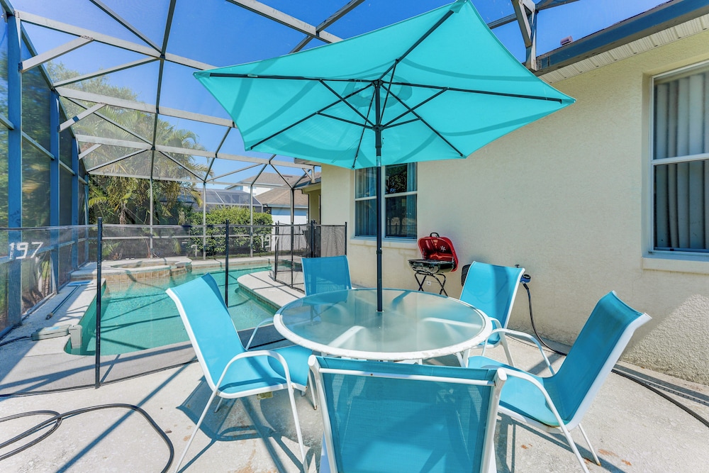 Walk to Tower Lake: Family Home in Gated Community