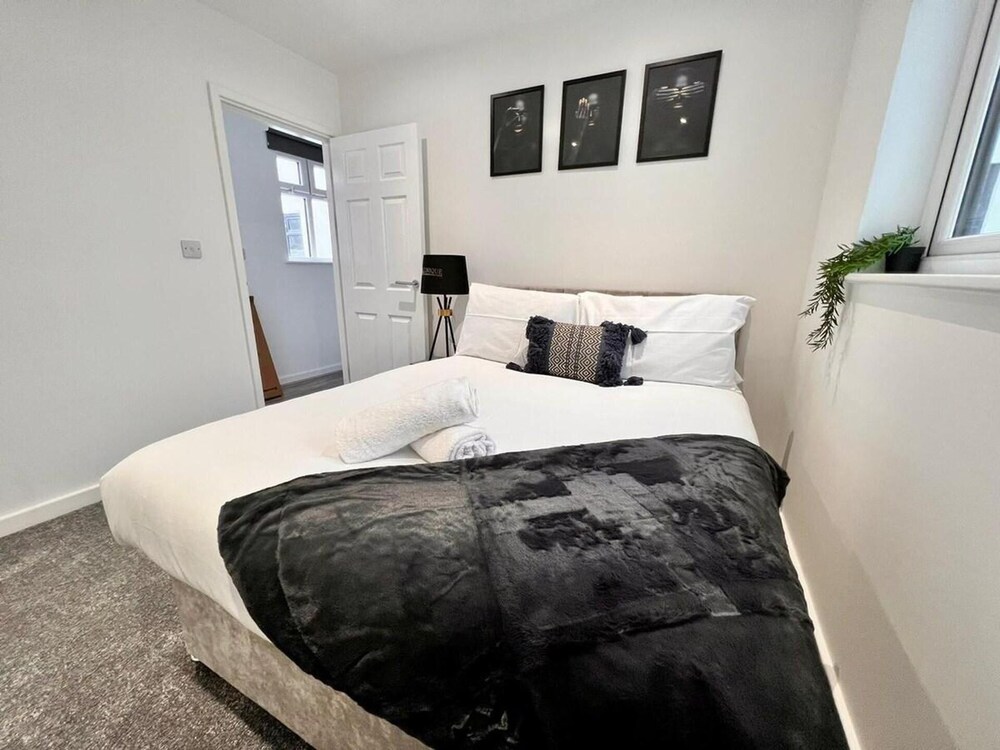 Impeccable 2-bed Apartment-en-suite view 5