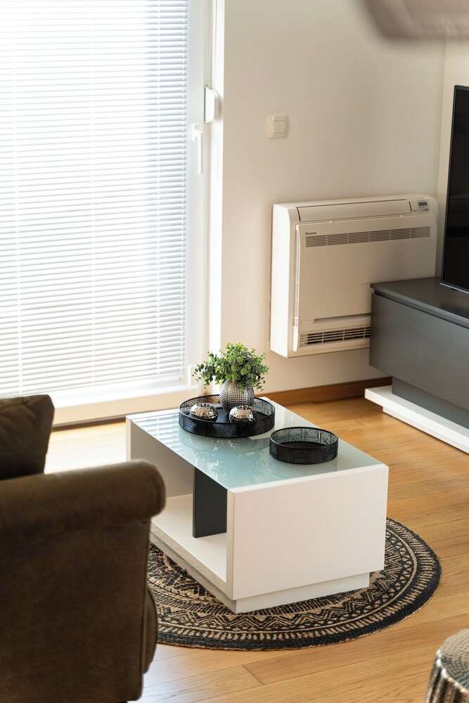 Apartment Wing 77