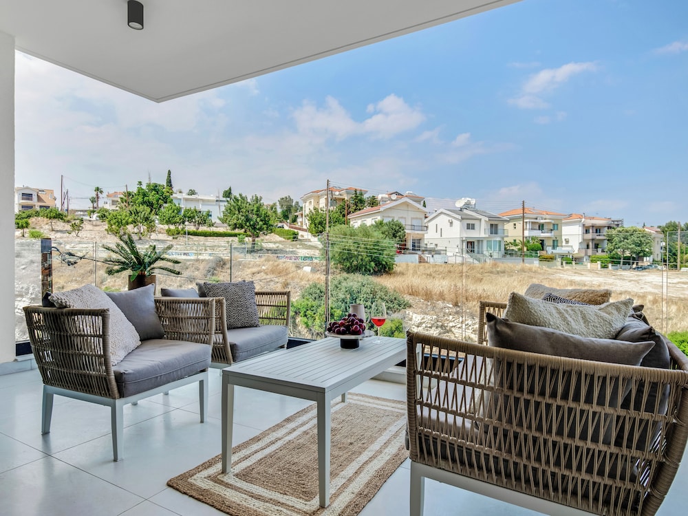 Sanders Elgio - Pleasant 2-bdr Apt w Balcony