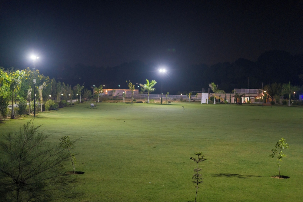 ELIVAAS 5 BHK With Pvt Pool - Zenora
