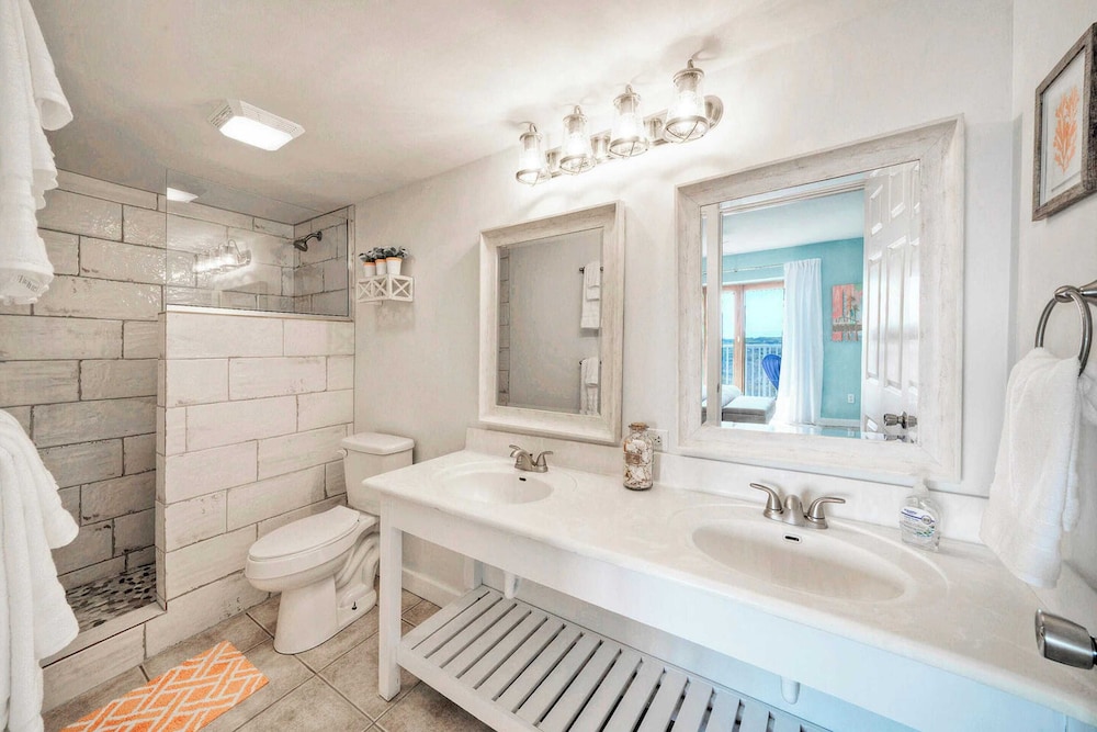 Sleeps 18 2 Beachfront Condos w/ 2 Pools, Tennis/pickleball, Beach Boardwalk