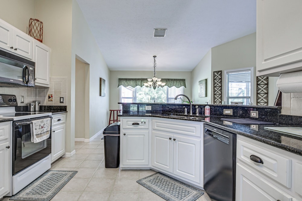 Dog-friendly Home, Lake Henderson Across Street!