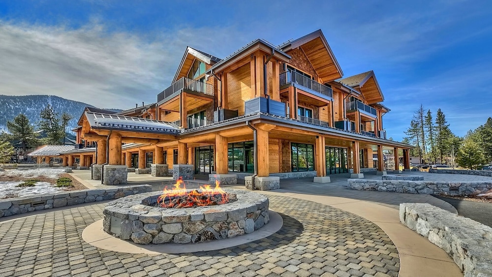 Luxury 2br Steps From Heavenly Village & Gondola 2 Bedroom Condo by RedAwning