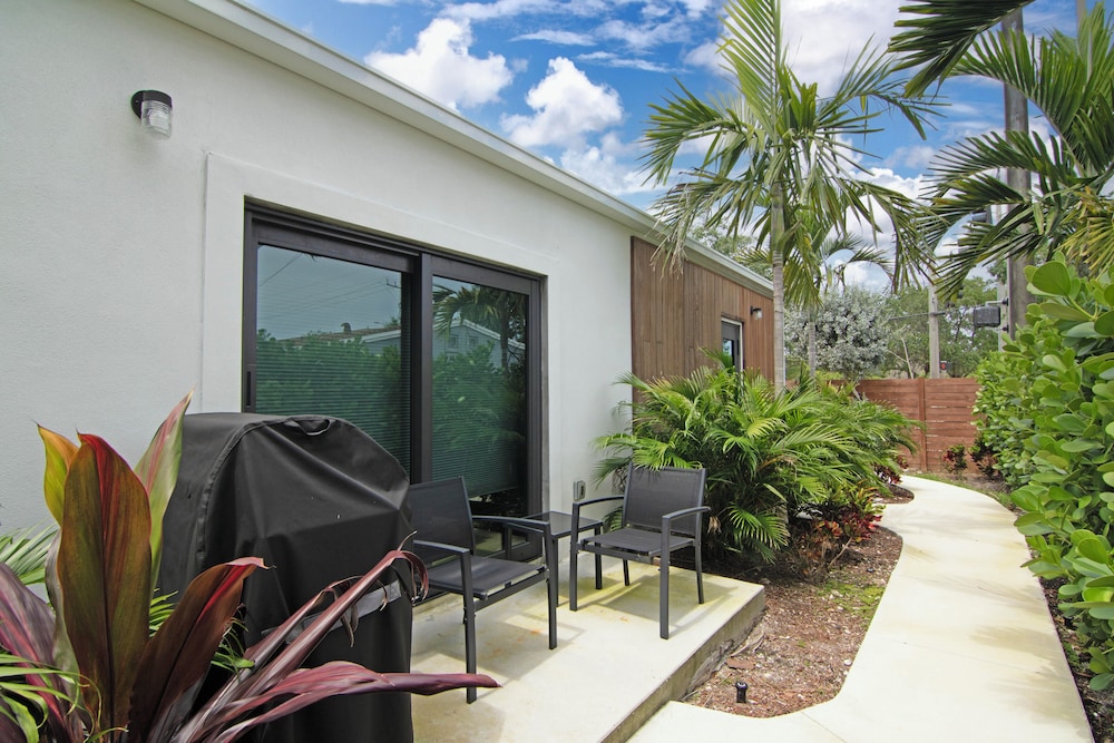 5BR Sleeps 14 w/ In-law Suite & Bbq!