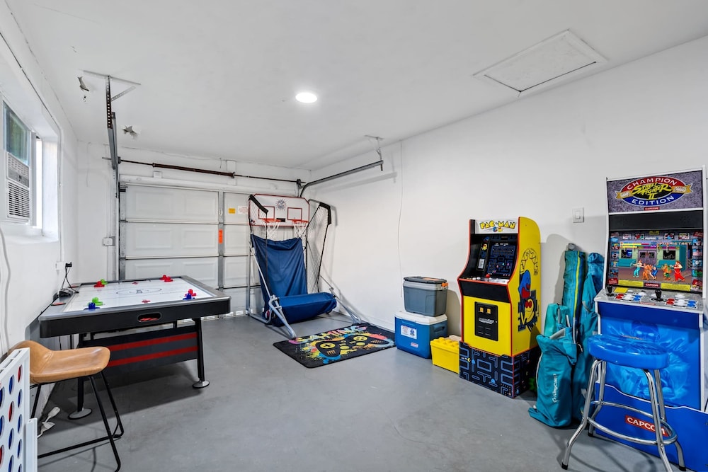 4BR With Private Pool and Game Room - Prime Location