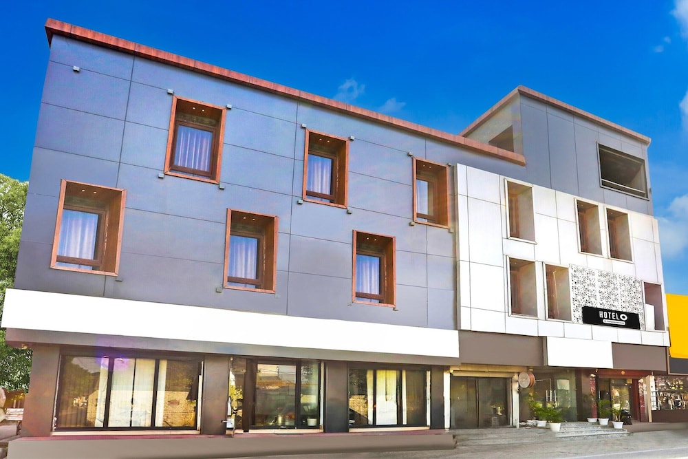 Stylish Stays Near Isbt Dehradun