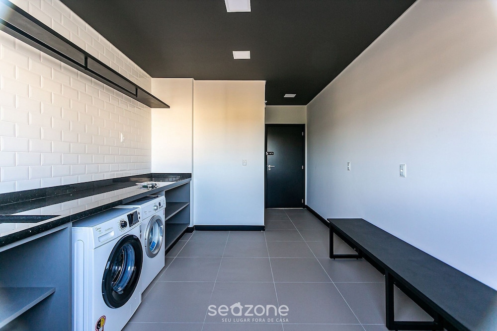 Modern Studio w/ Family in English Sti105