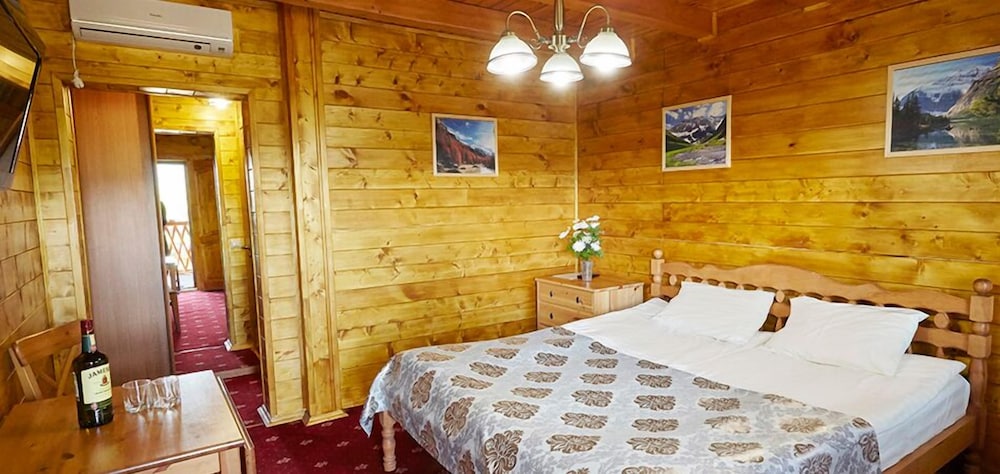 Kenny Lodge 4 Bedroom Hotel Room by RedAwning