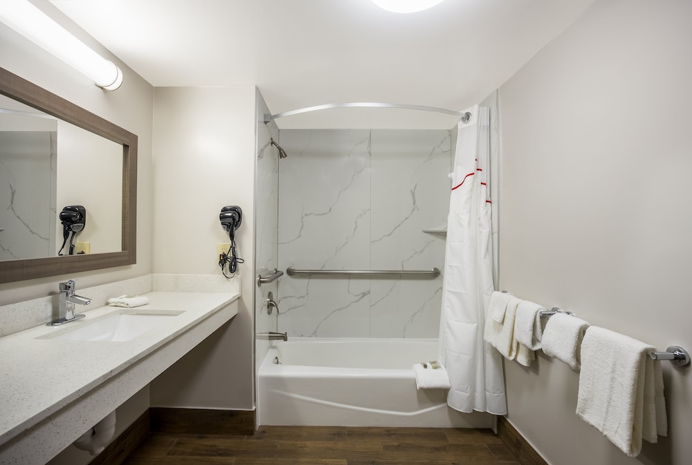 Thomasville Vacations - Red Roof Inn  Suites Thomasville - Property Image 5