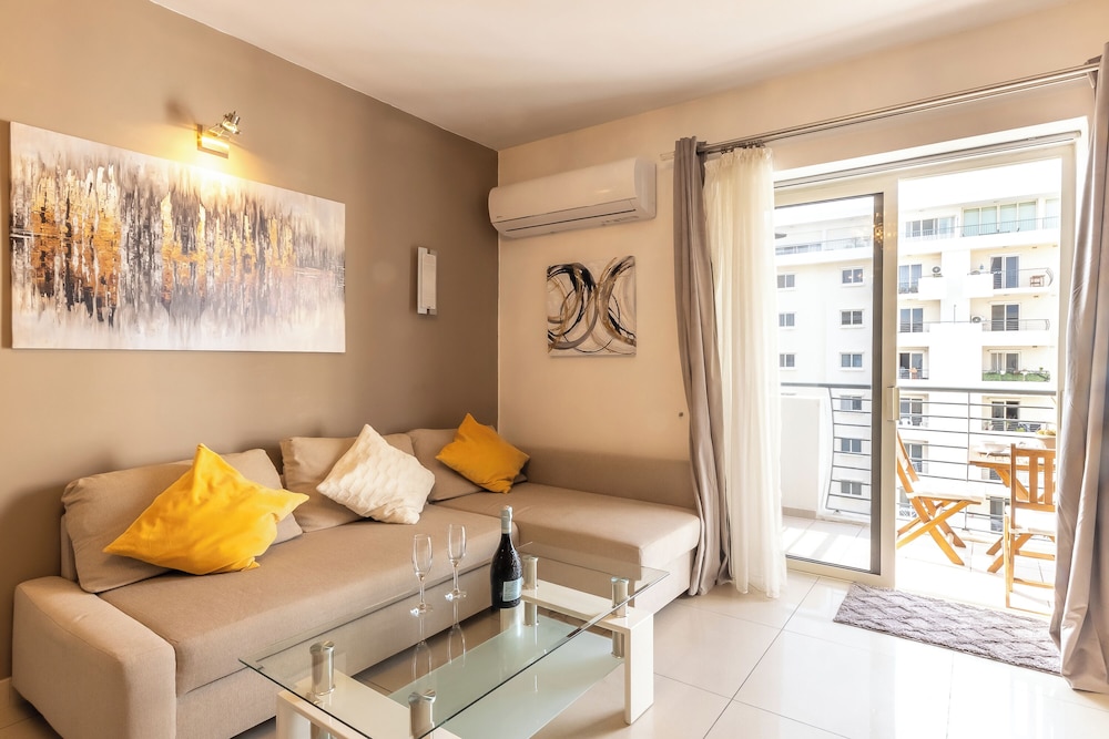 Modern and Comfortable Apart Savoy Garden